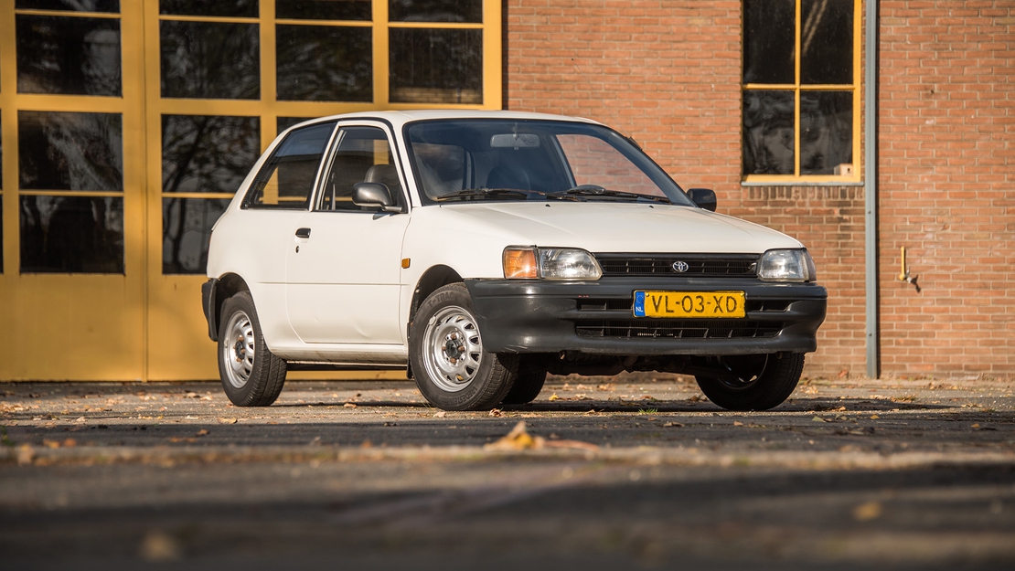 Toyota-Starlet-P8-exterieur-rechts-voor-wit-Peter-van-Burik.jpg