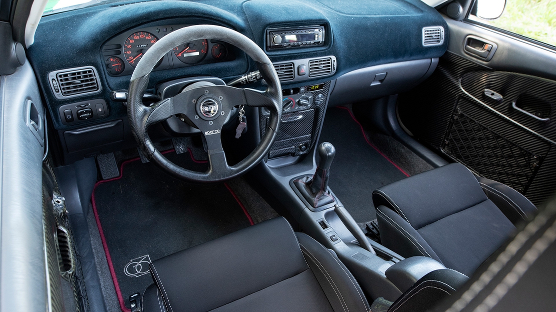 Toyota-Corolla-WRC-replica-interieur-dashboard.jpg